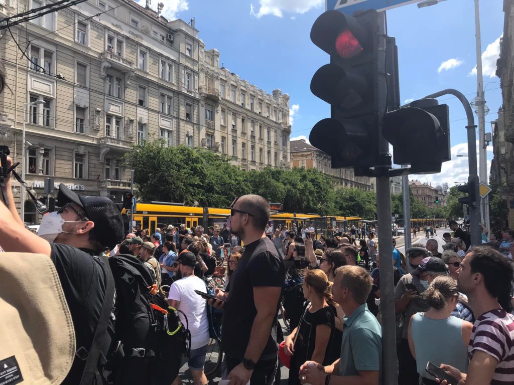 Tüntetés a kata szigorítása ellen