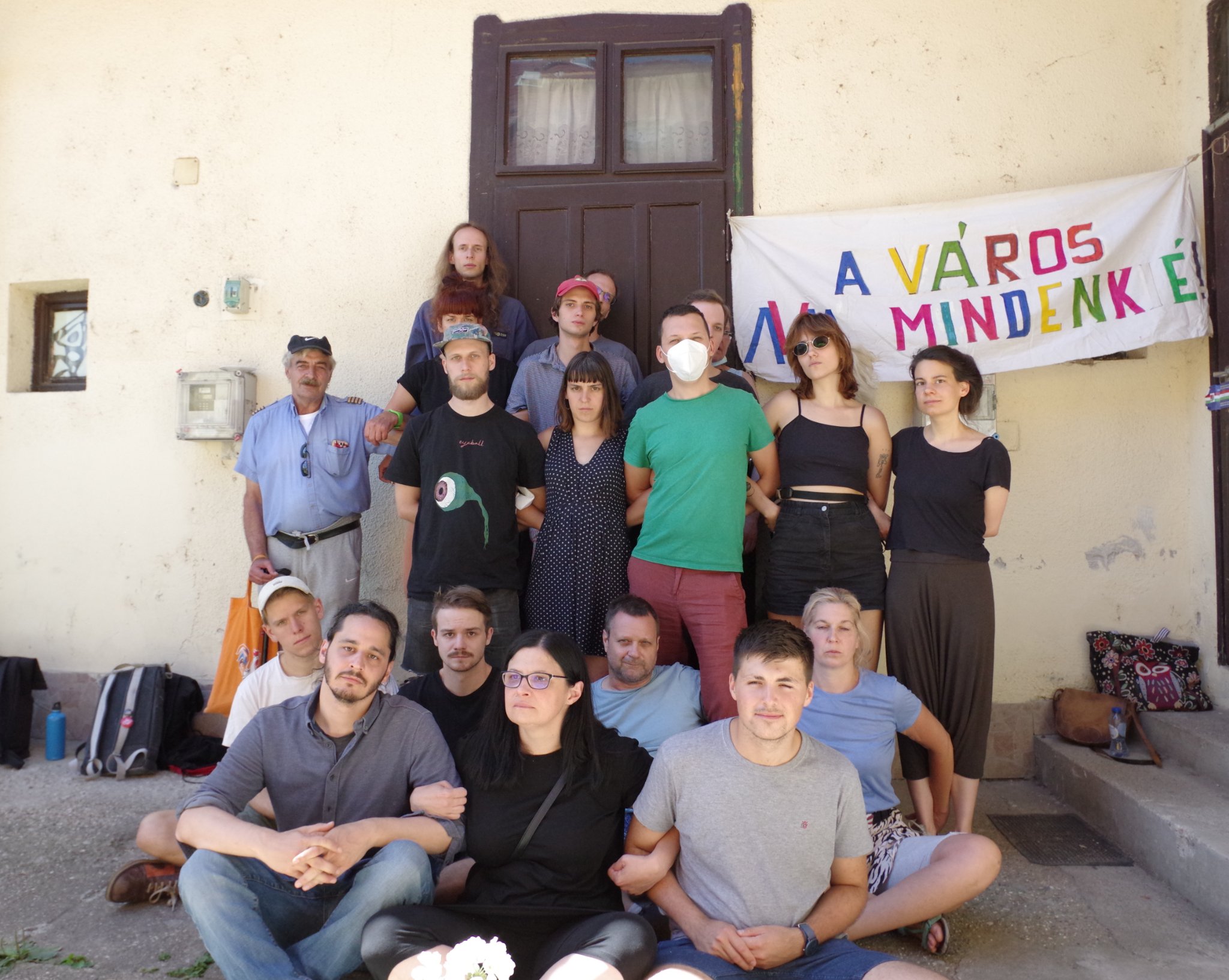 A Város Mindenkié élőlánca egy kilakoltatás ellen