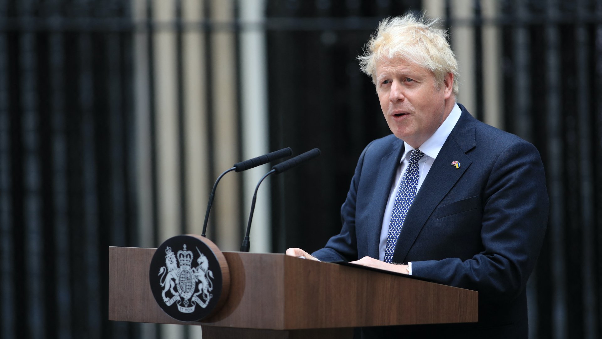 Boris Johnson brit miniszterelnök bejelenti lemondását a Downing Street 10. szám előtt 2022. július 7-én Londonban