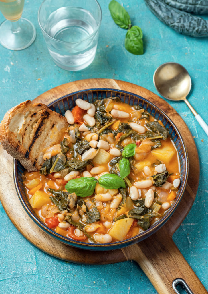 Portugál zöldségleves fodros kellel, fehérbabbal, pirítóssal