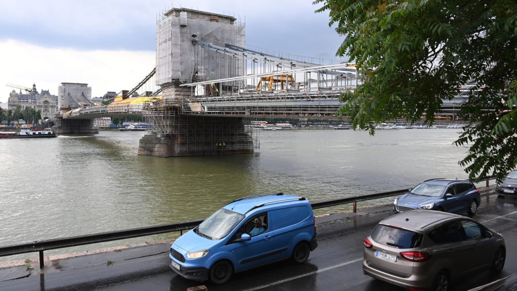 A felújítás alatt álló Lánchíd 2022. június 9-én