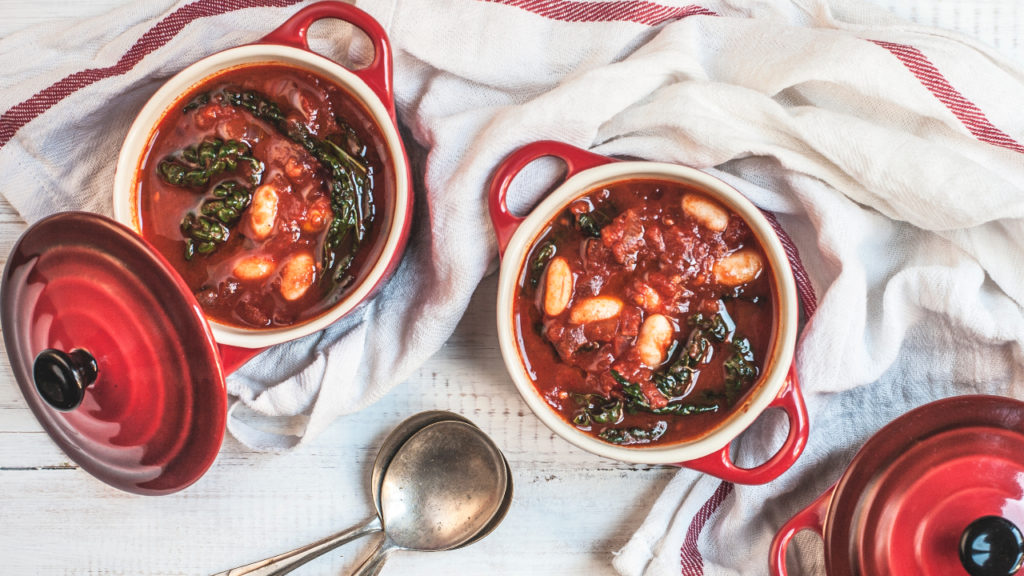 Portugál zöldségleves fodros kellel, babbal, paradicsommal