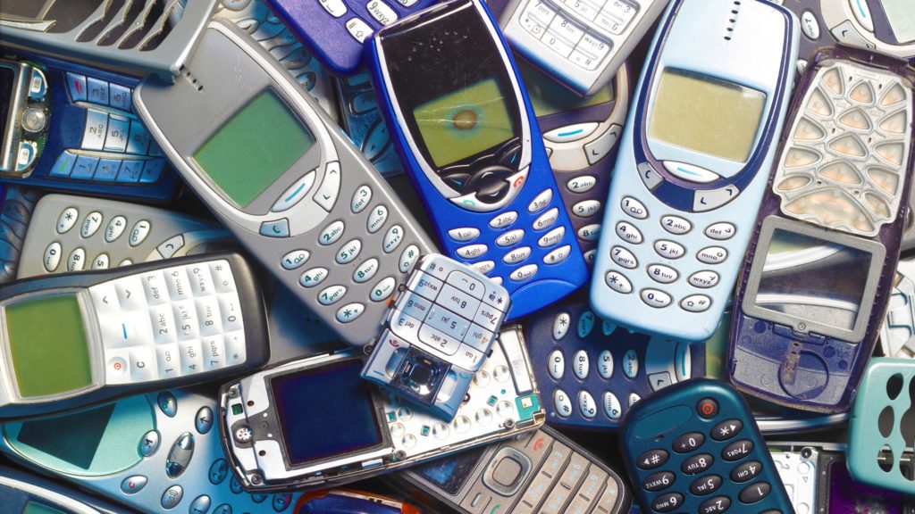 Régi mobiltelefonok egy kupacban