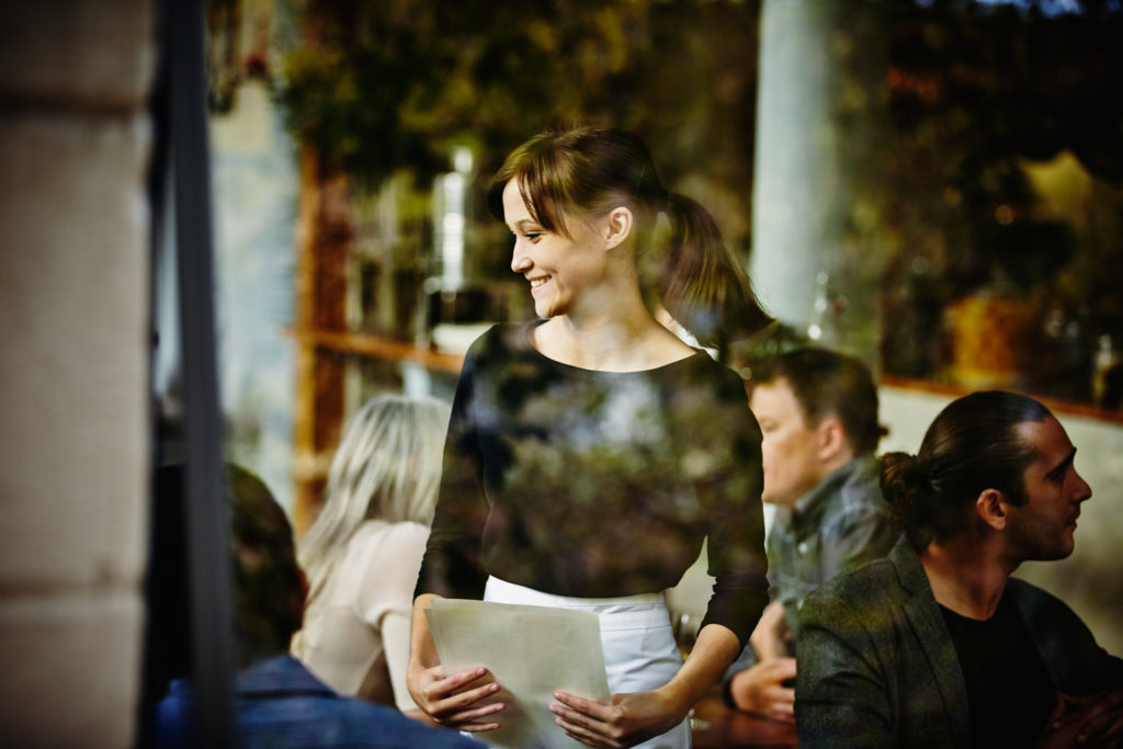 étterem pincér felszolgáló vendég vendégpanasz