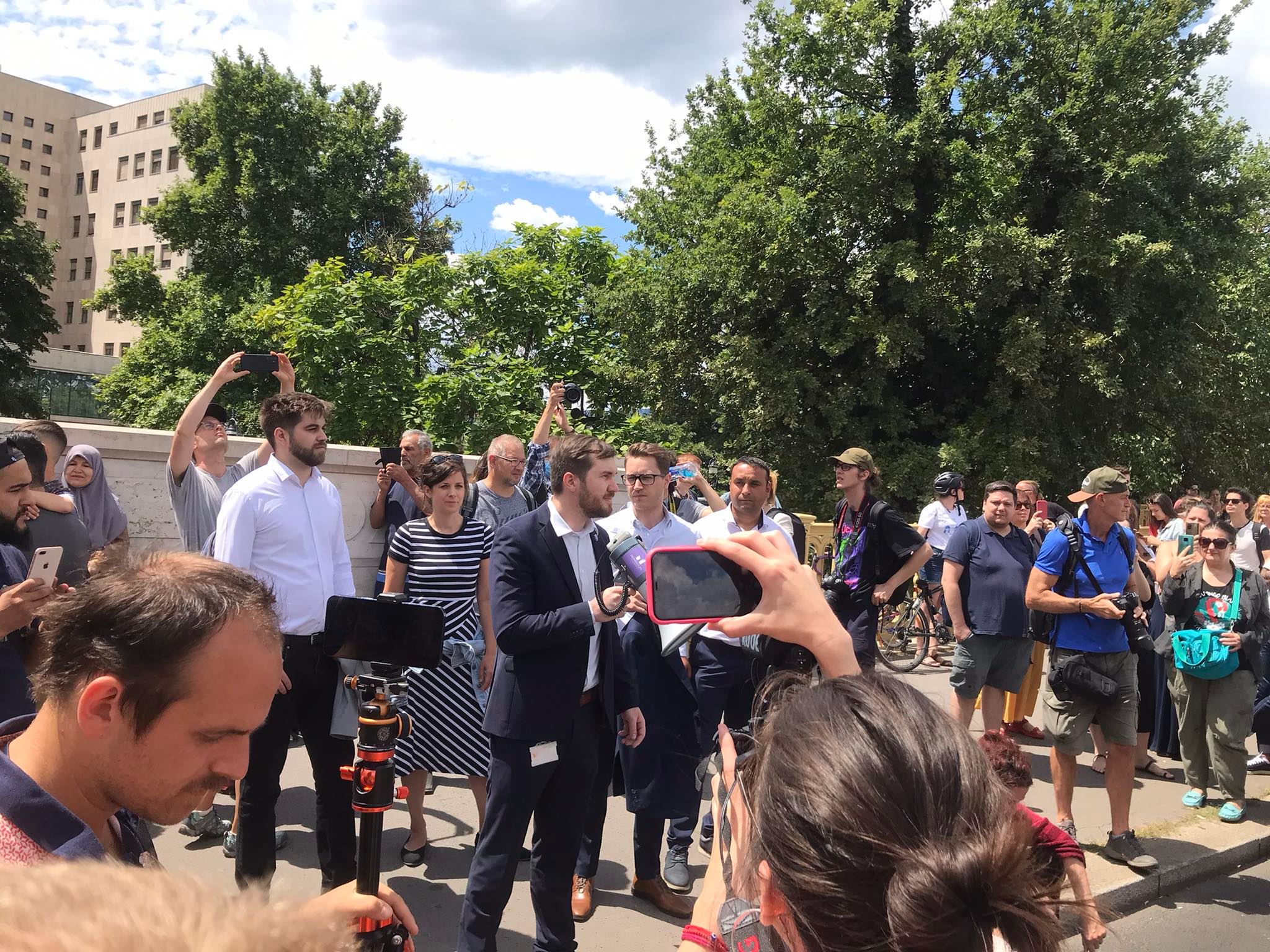 Tüntetés a Margit hídnál