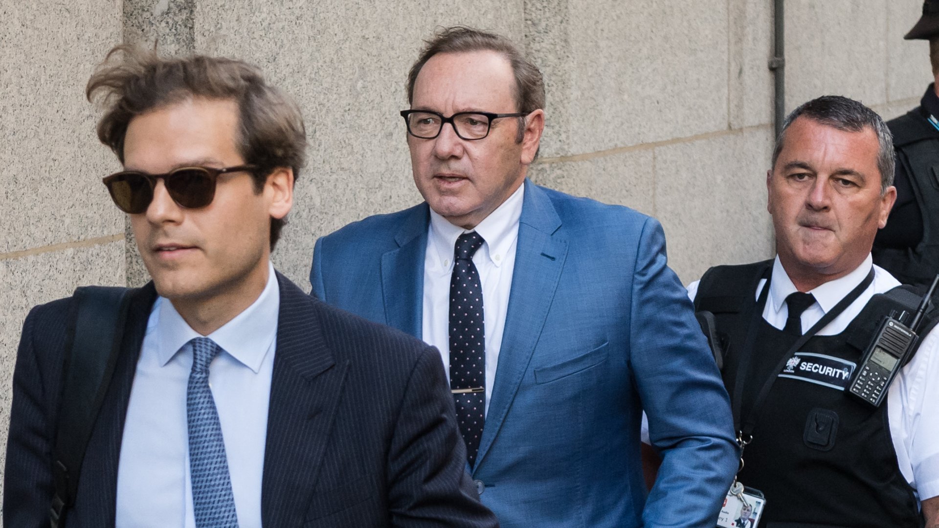 Kevin Spacey szexuális bűncselekményekkel vádolt amerikai színész megérkezik az Old Bailey bíróságra 2022. július 14-én Londonban, Angliában