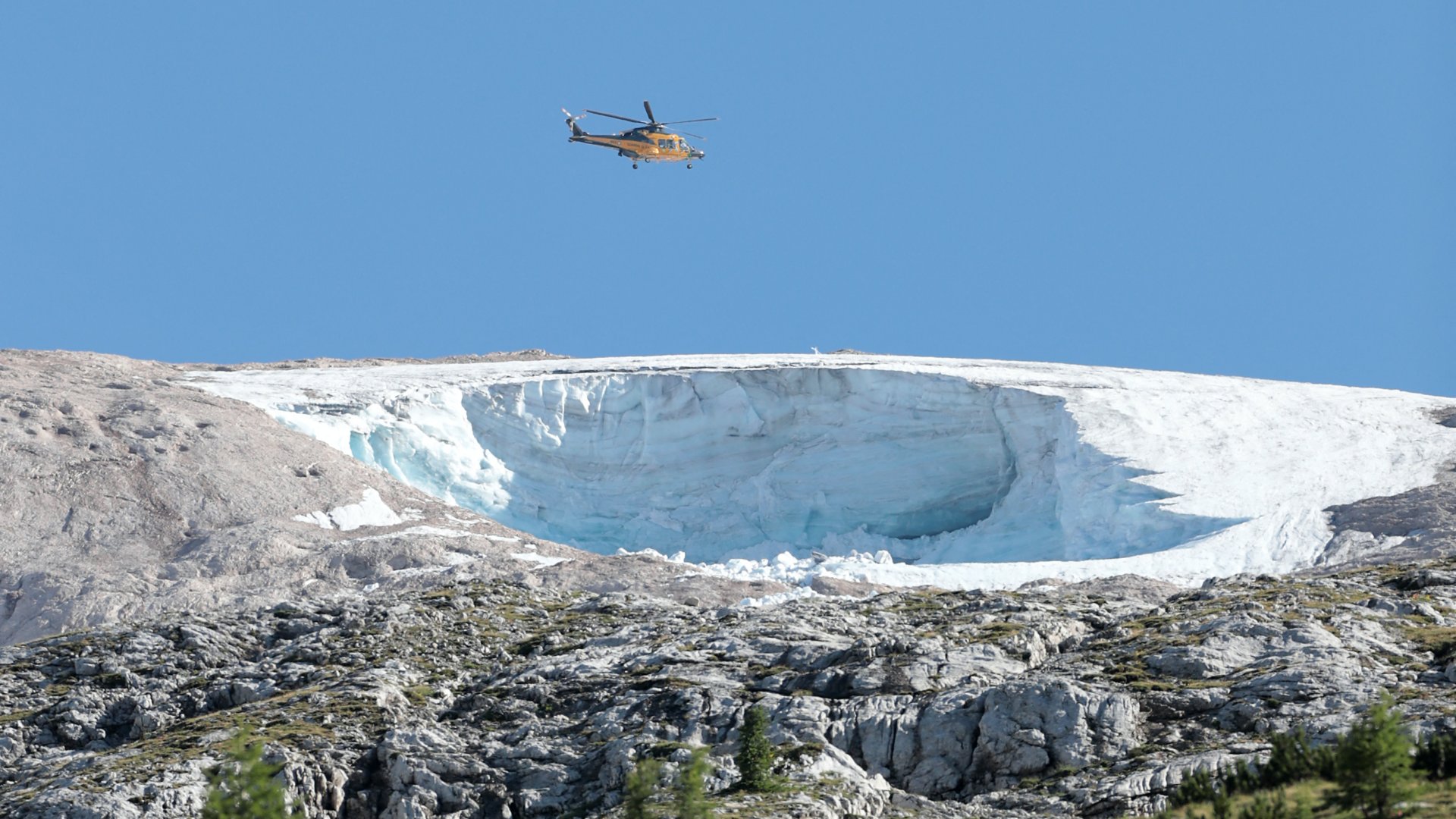 Helikopter repül az olaszországi Marmolada gleccser felett 2022. július 4-én, egy nappal azután, hogy egy jégomlás miatt hét ember meghalt (Fotó: Pierre TEYSSOT / AFP)