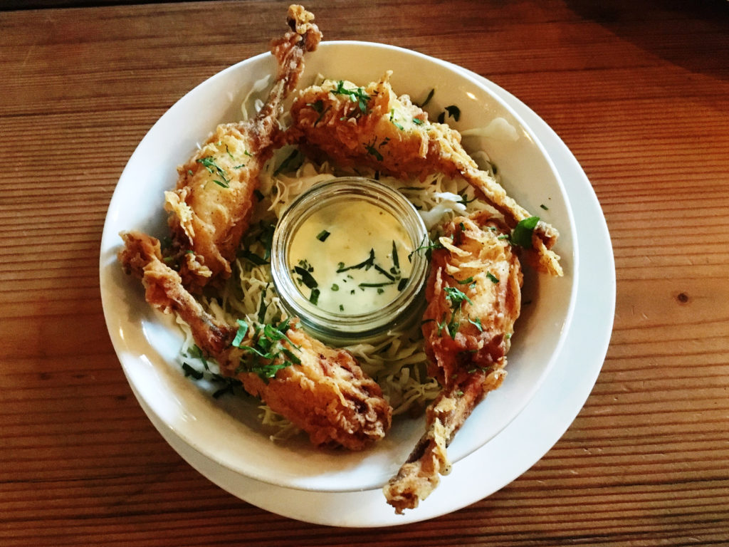 Ropogós békacomb mártással