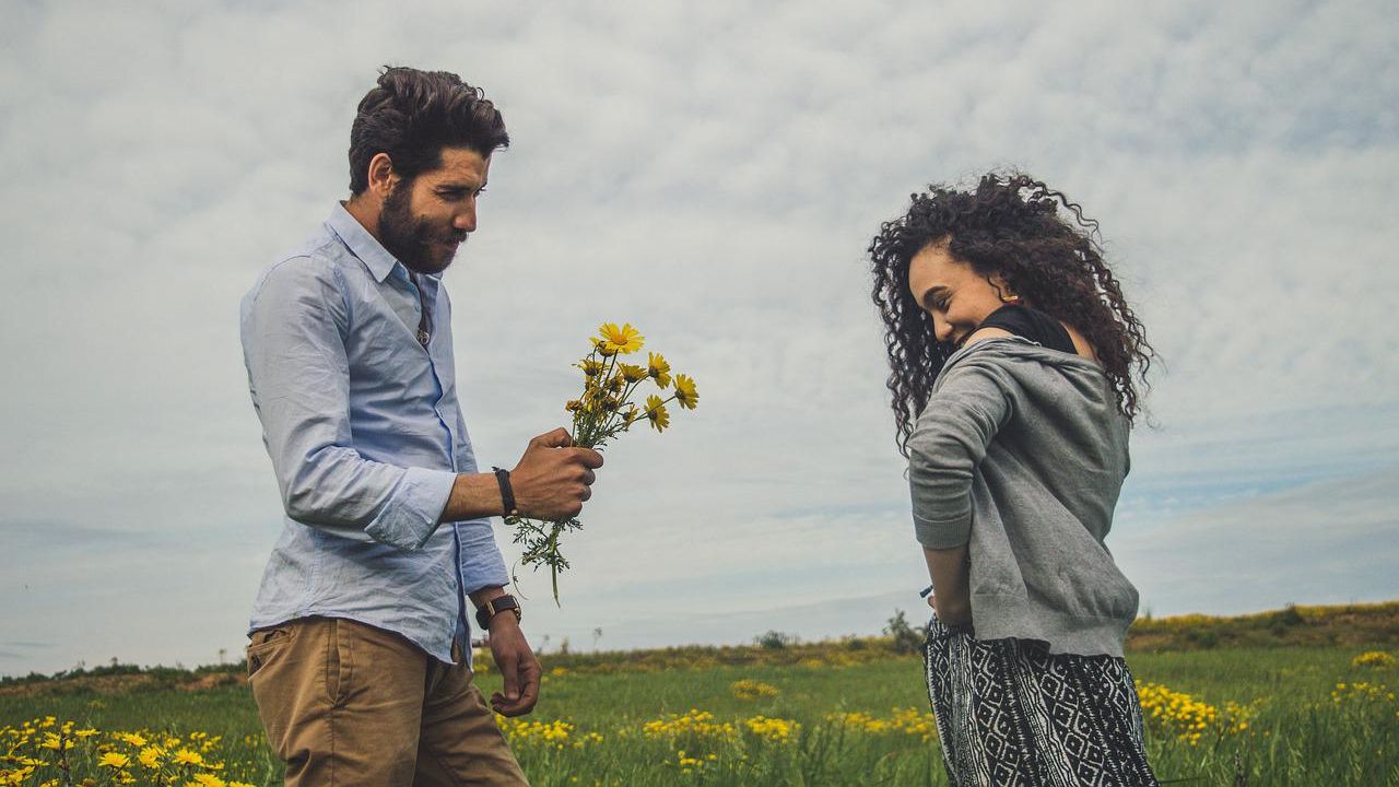 Férfi virágot ad egy nőnek