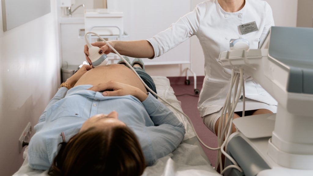 Várandós nő ultrahangos vizsgálaton