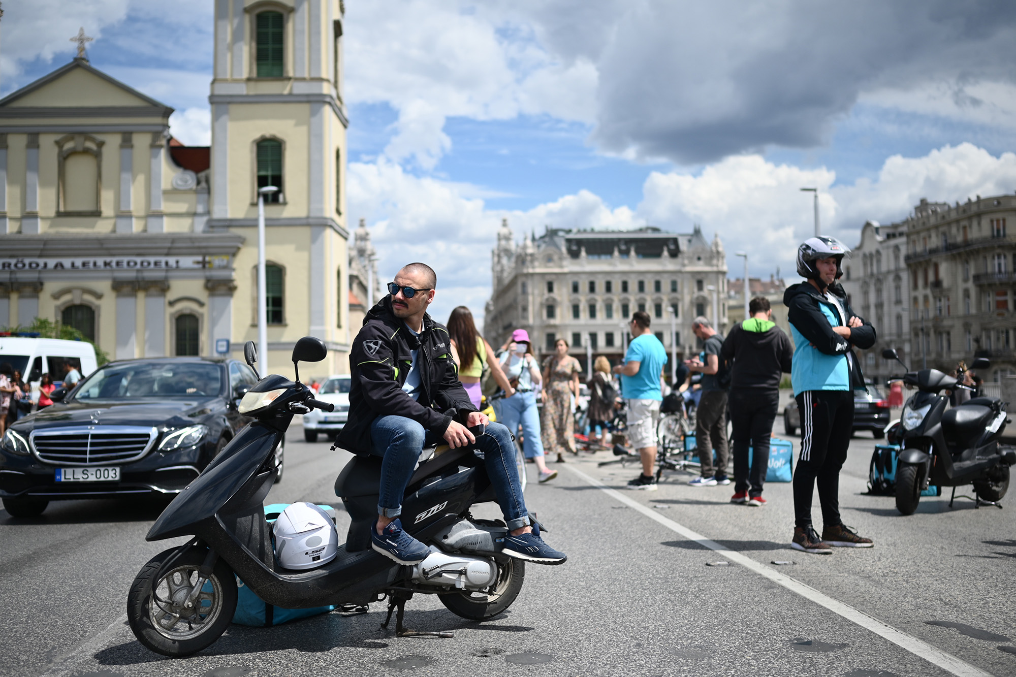 A kata szigorítása elleni tüntetés az Erzsébet hídon