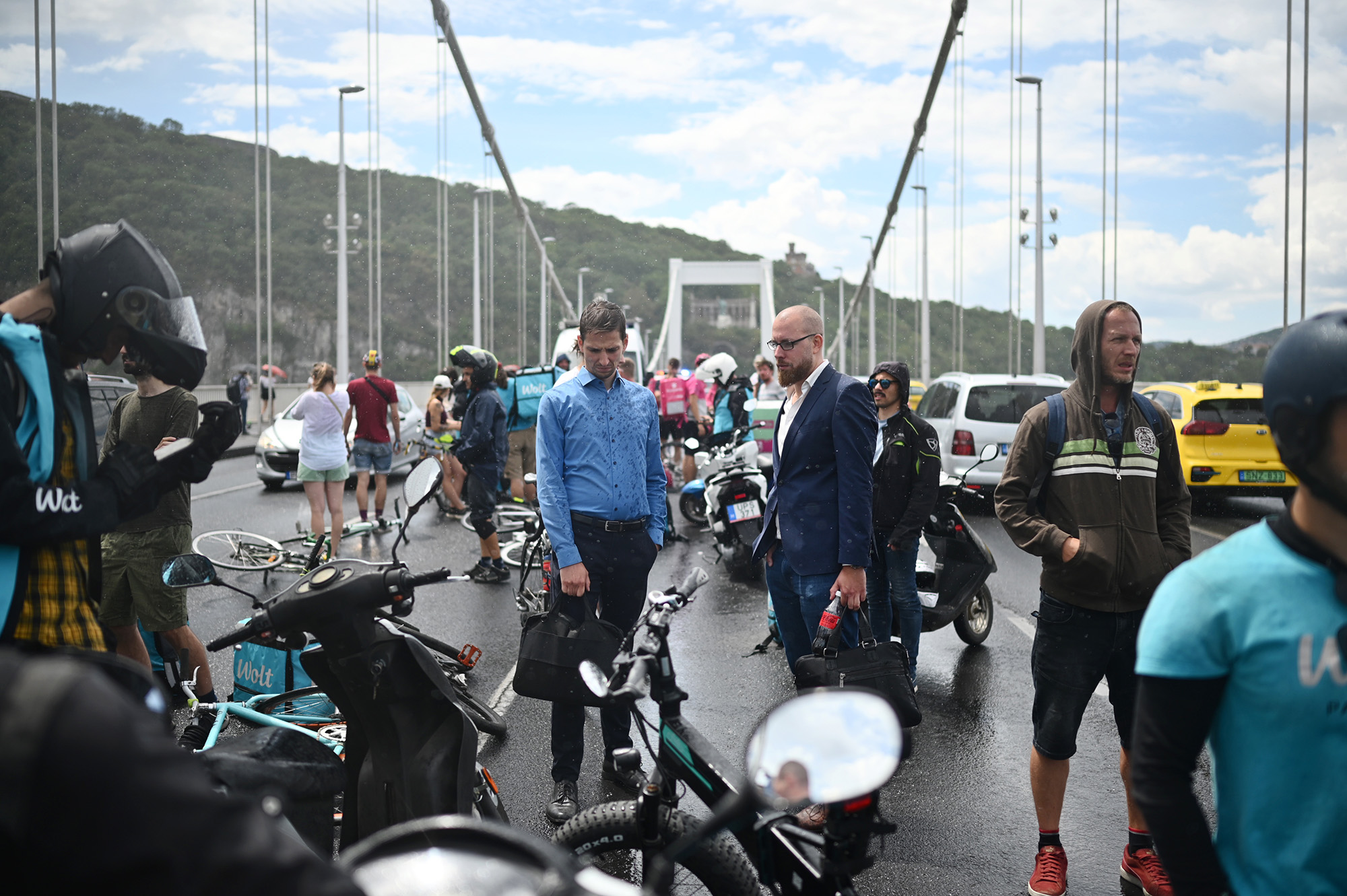 A kata szigorítása elleni tüntetés az Erzsébet hídon