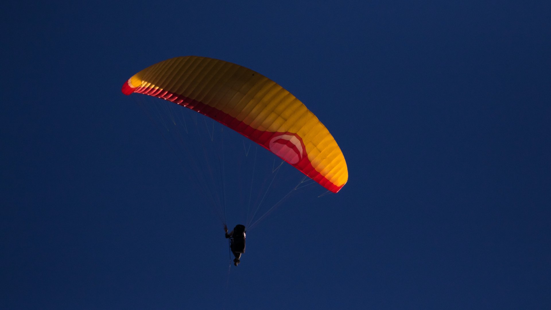Siklőernyős repül az égen