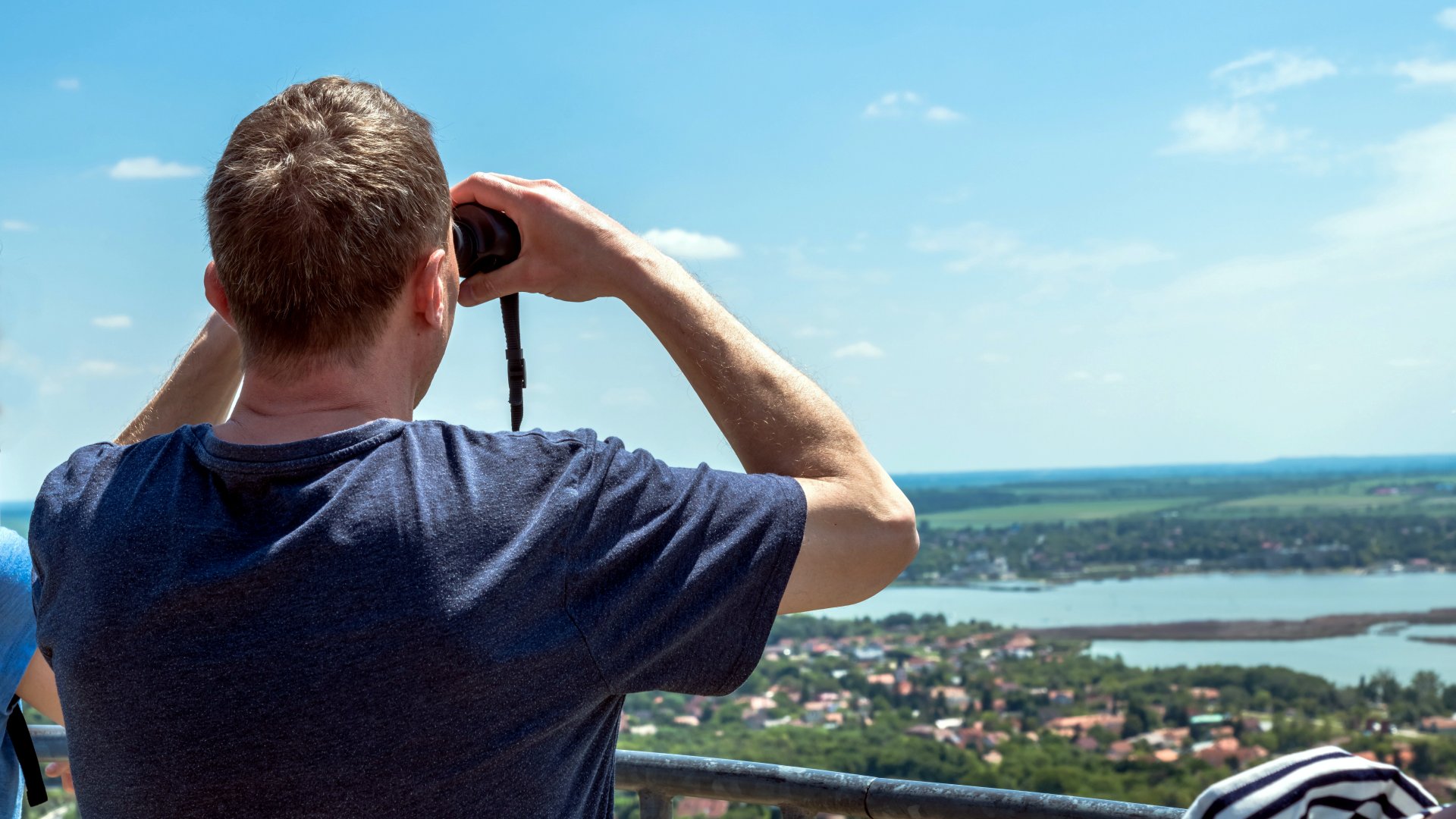 Egy érdeklõdõ turista távcsõvel nézi a tájat a 2018 márciusában átadott Bence-hegyi kilátón, a Sukoró melletti Bence-hegyen