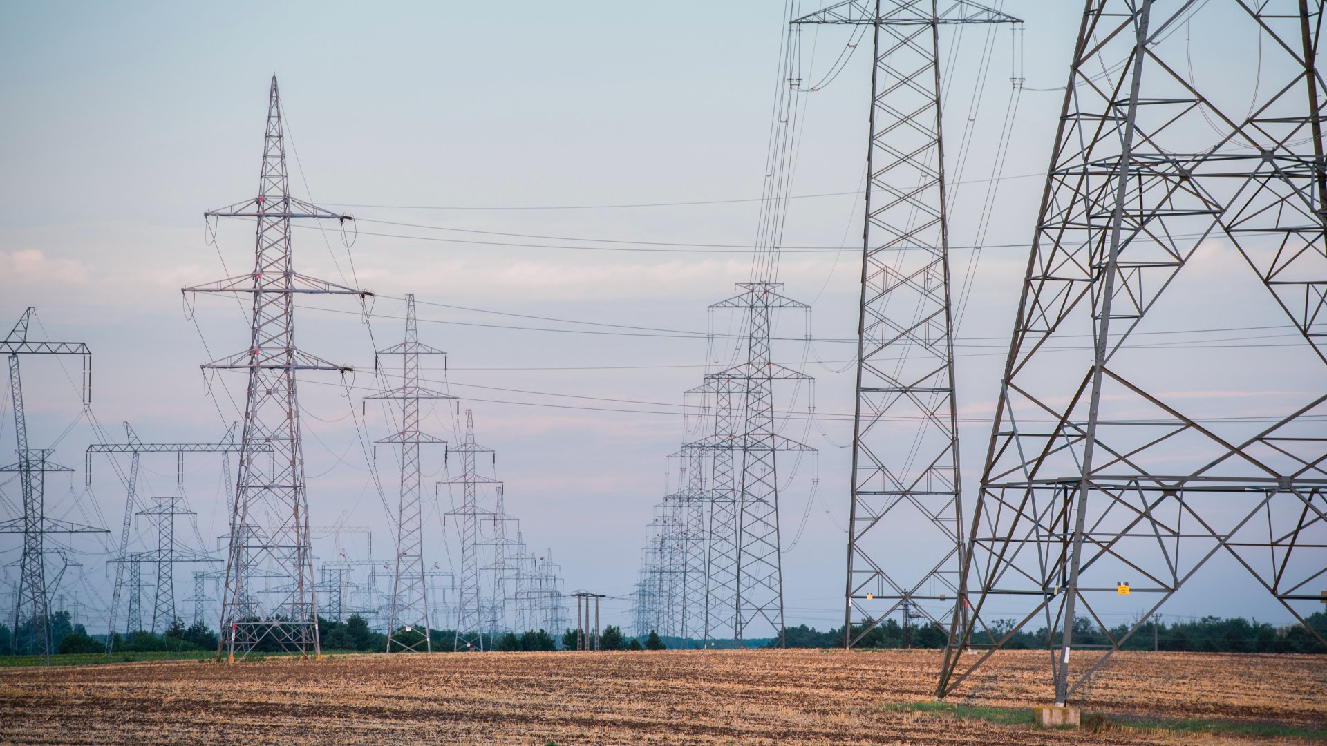 Nagyfeszültségû elektromos távvezetékek Paks határában 2018. június 22-én.