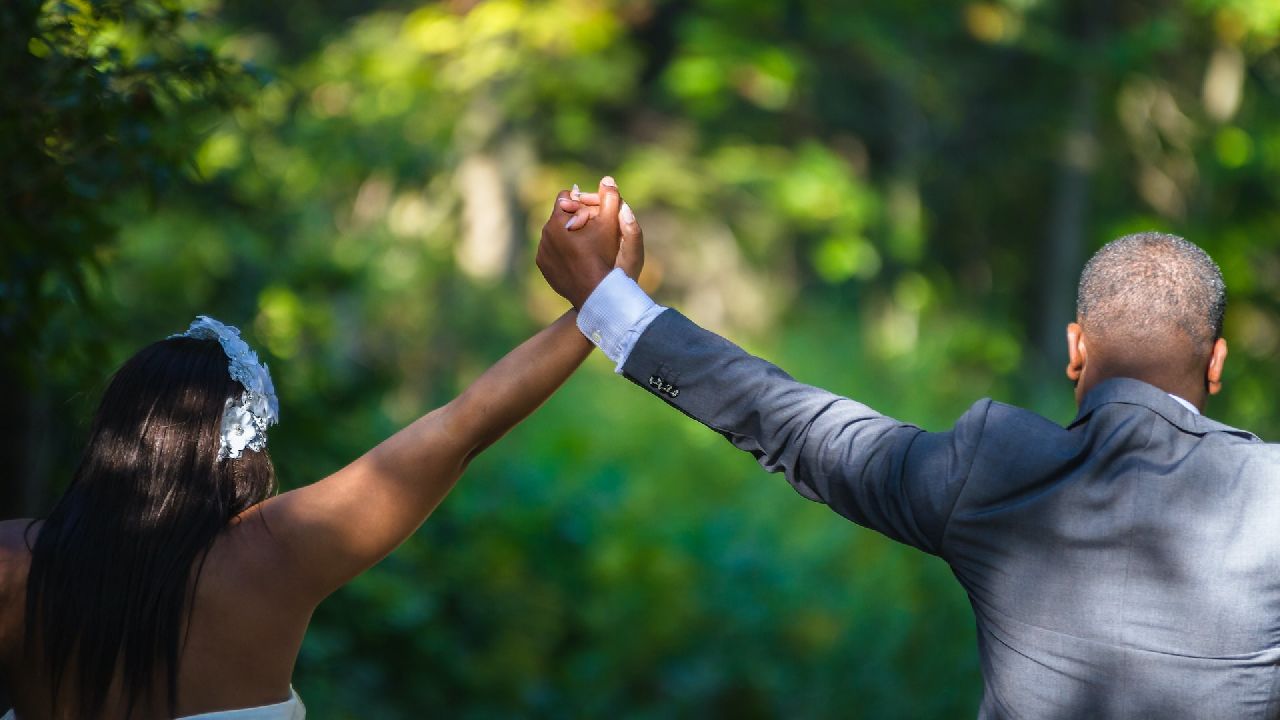 Szerelmespár kézenfogva