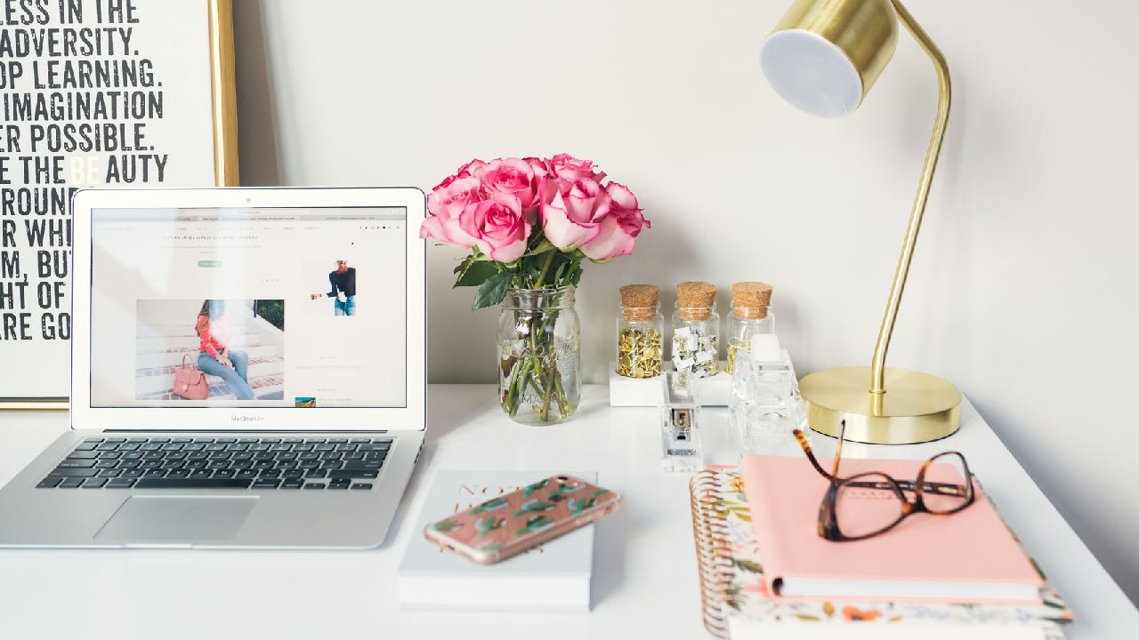 Asztali csendélet laptoppal, füzetekkel, lámpával