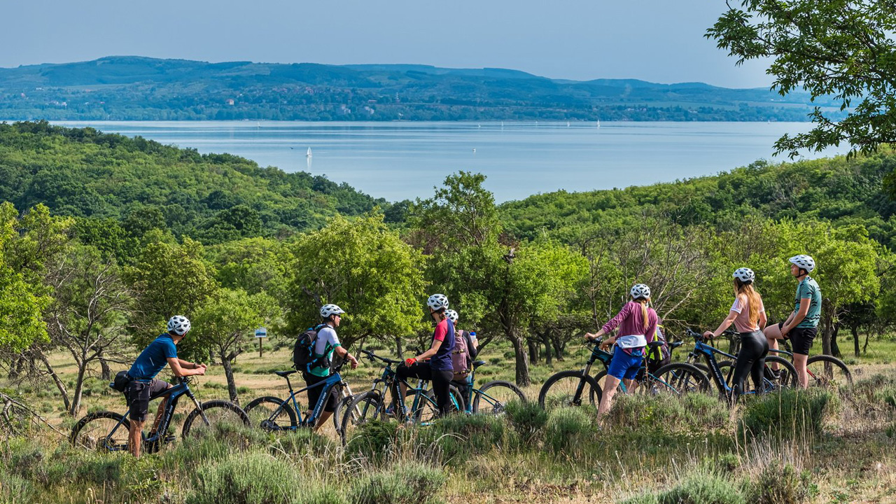 Balaton, bor, szerelem – két keréken