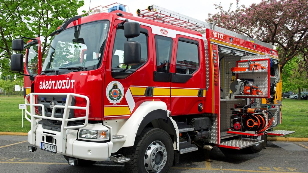 Magyar fejlesztésű tűzoltóautó a BM Országos Katasztrófavédelmi Főigazgatóság székháza előtt