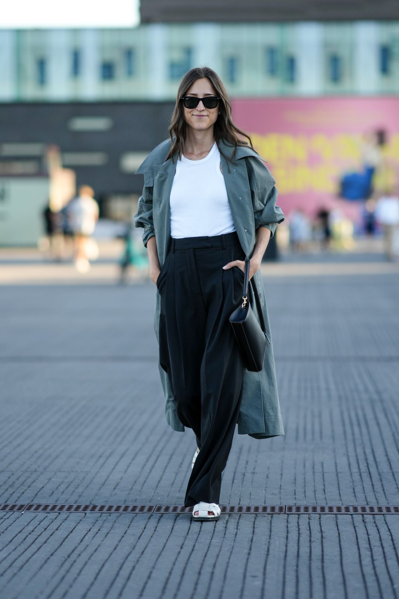 Fehér trikó elegáns nadrággal, trencskóval