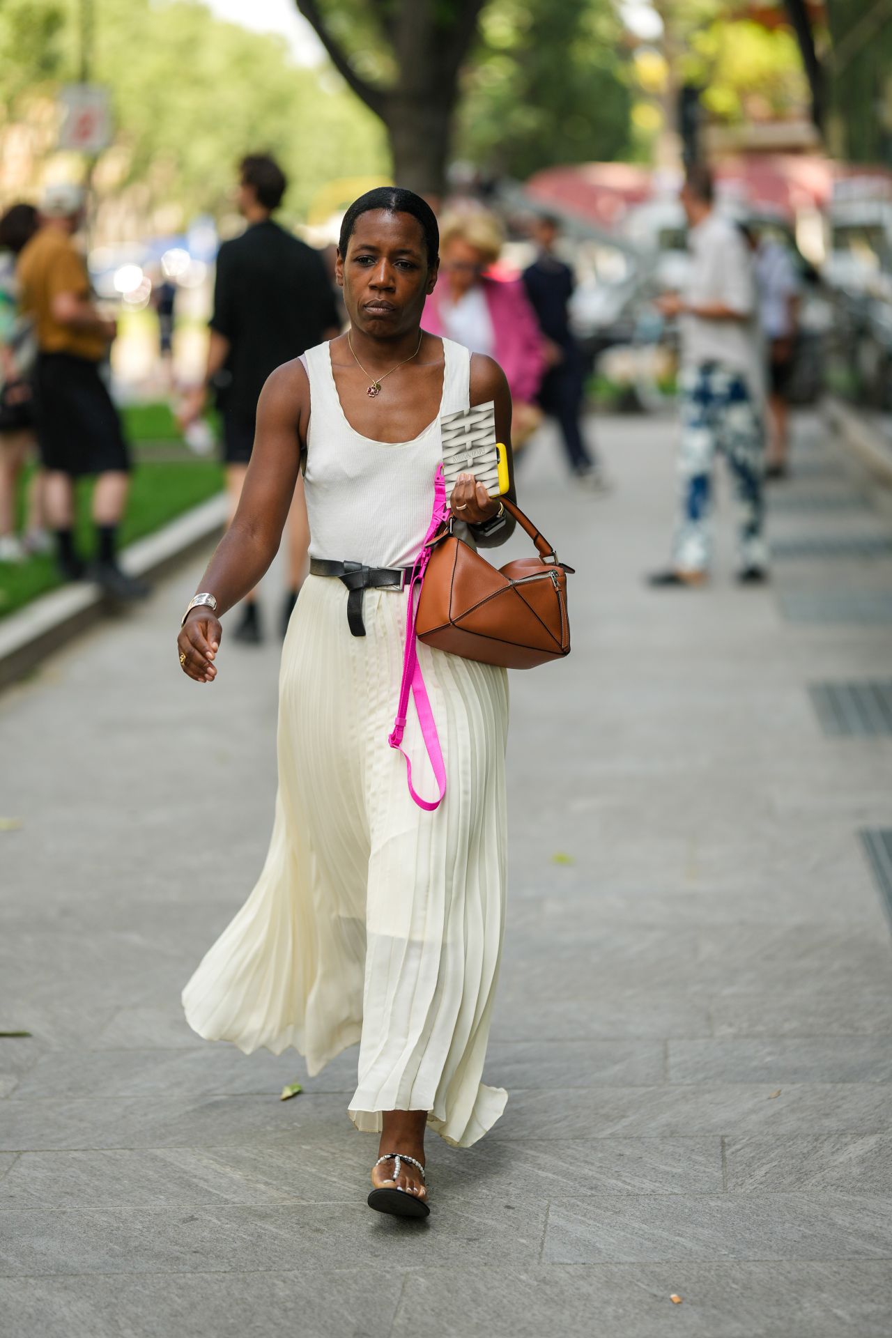 Fehér trikó pliszírozott maxi szoknyával