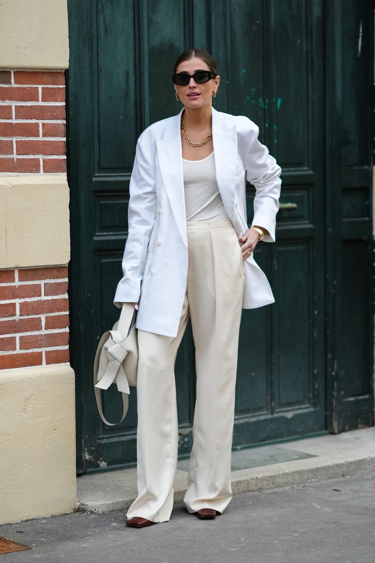 Fehér trikó elegáns nadrággal