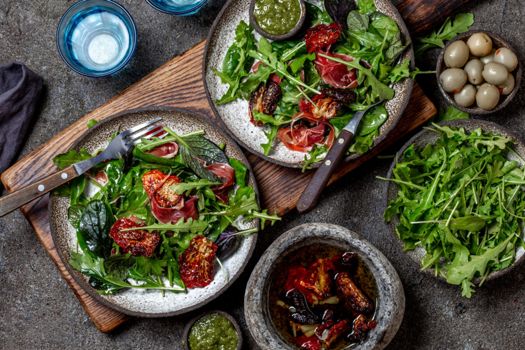 Saláta serrano sonkával, aszalt paradicsommal. rukkolával friss spenóttal / Fotó: LarisaBlinova, Getty Images
