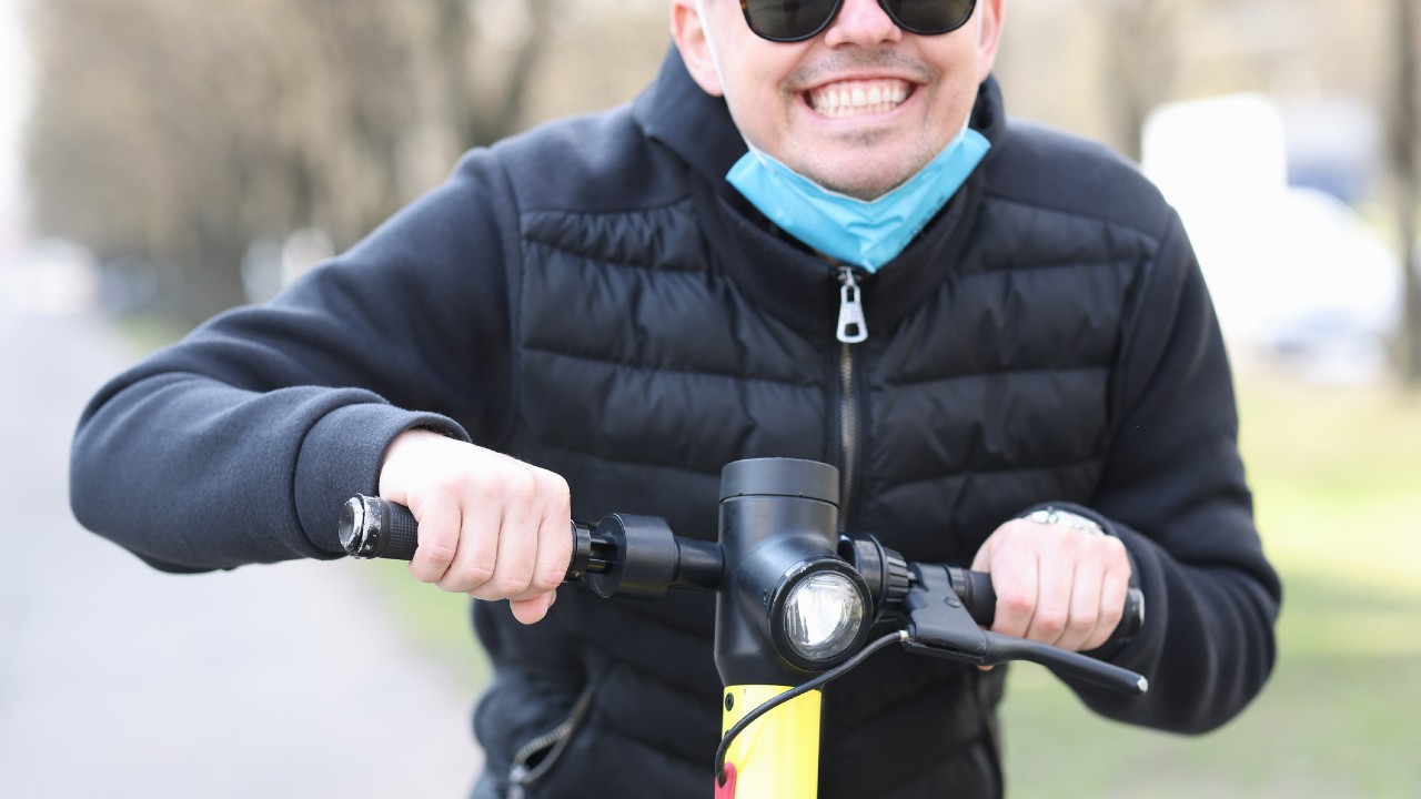 Férfi elektromos rolleren