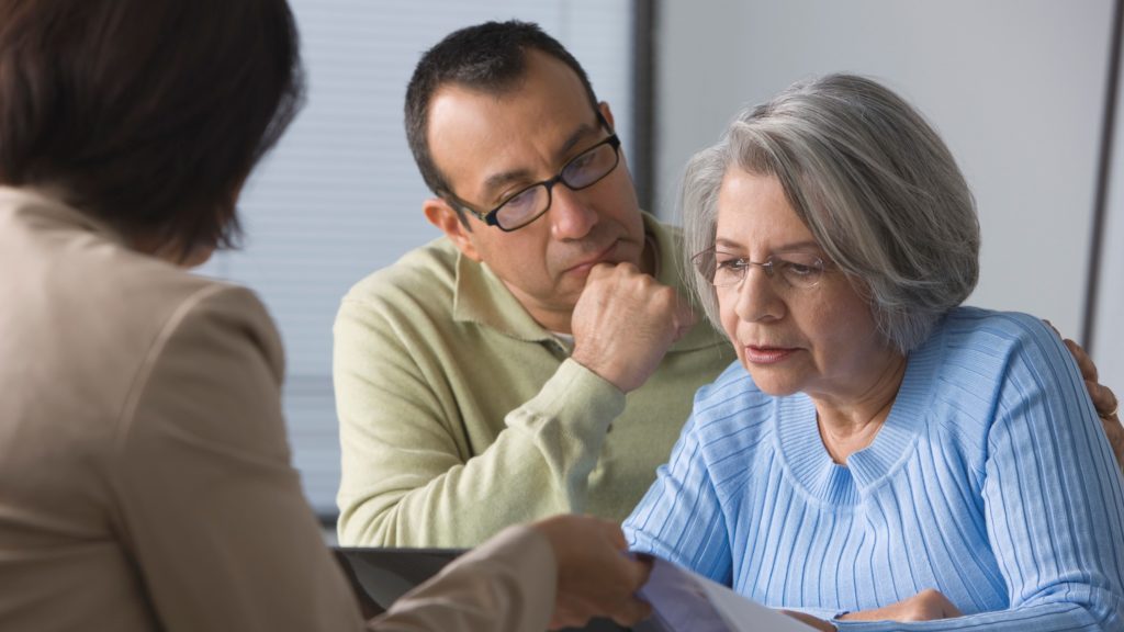 Egy férfi és egy nő dokumentumokat tanulmányoz