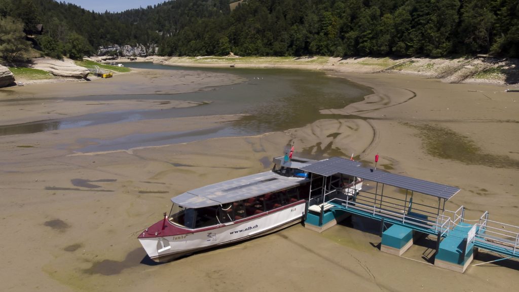 A kiszáradt Brenets-tó a Franciaország és Nyugat-Svájc közötti határfolyó, a Doubs egy szakasza