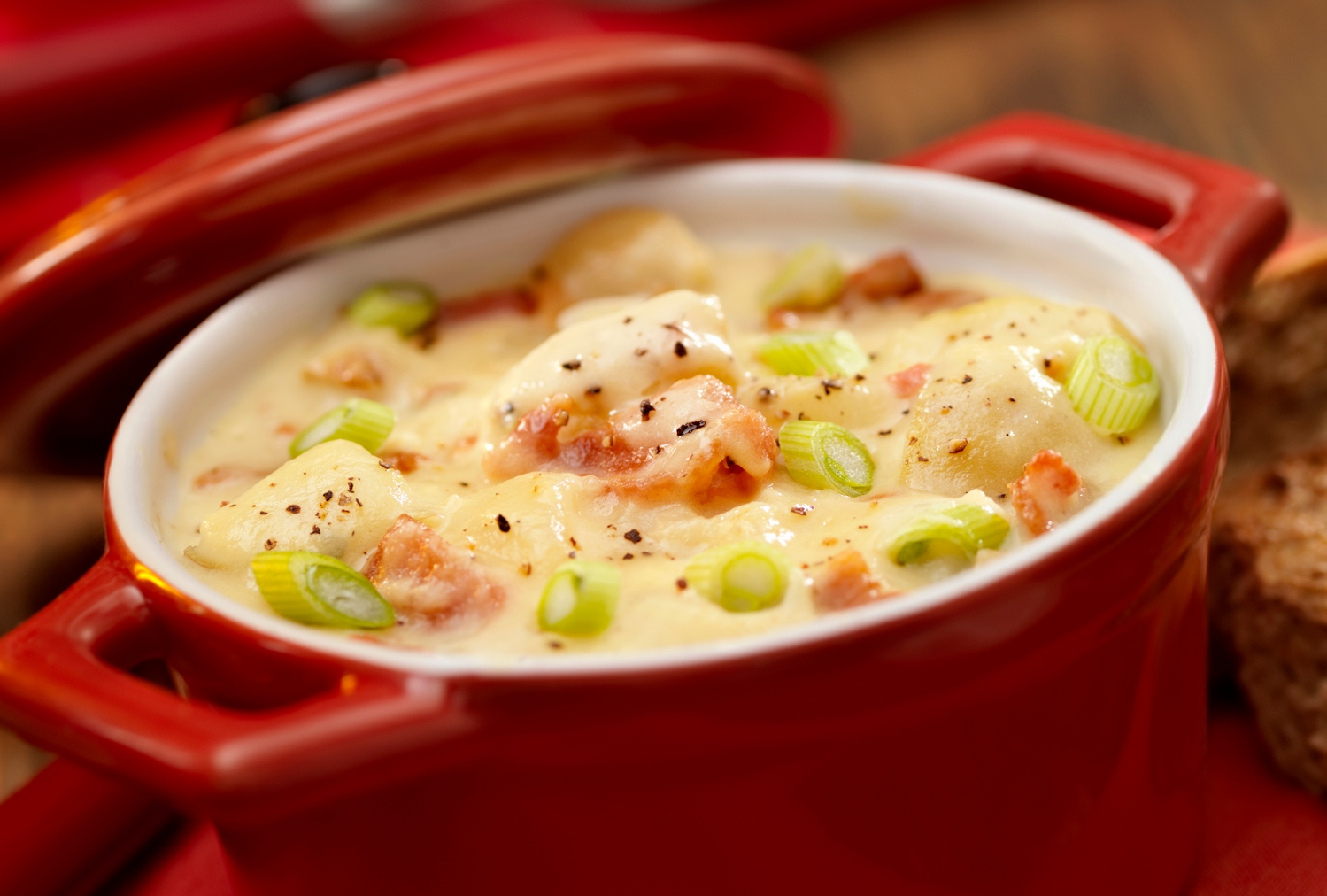 krumplileves piros fazékban