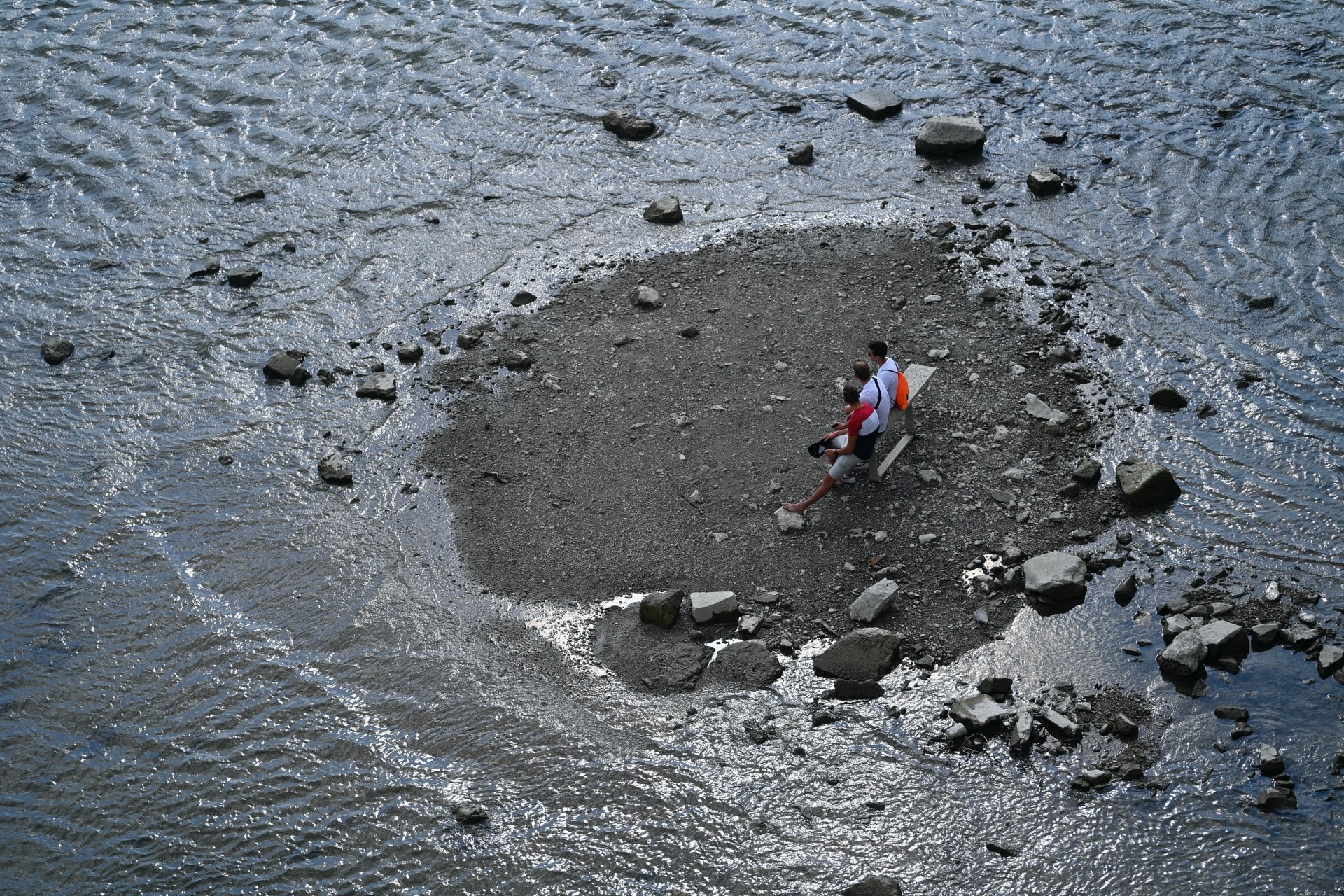 A csapadékhiány miatt alacsony a Duna vízállása, a Margitsziget déli csücske kiemelkedik a folyó vizébõl a Margit híd alatt, Budapesten 2022. augusztus 6-án.