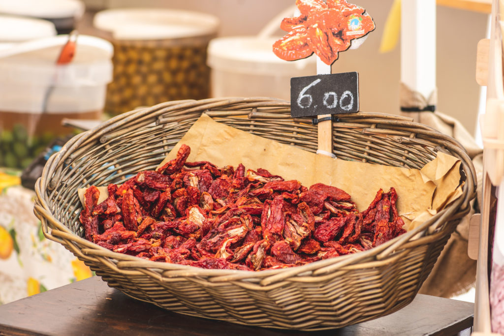 Egy kosár napon szárított paradicsom a dél-olaszországi Bari piacán