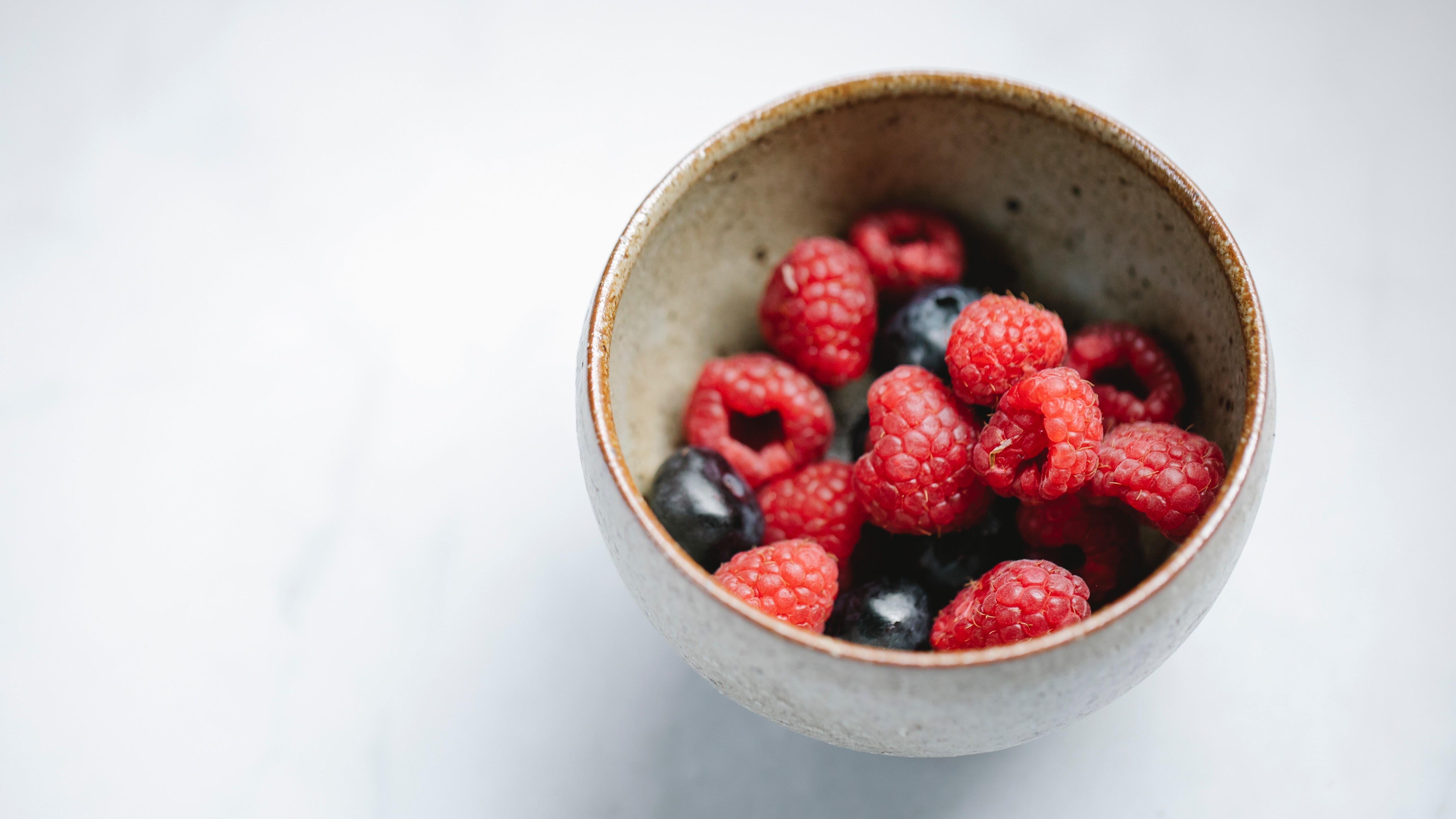 Egy tálnyi bogyós gyümölcs