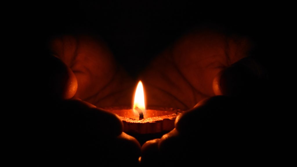 Mécsest tartó kéz