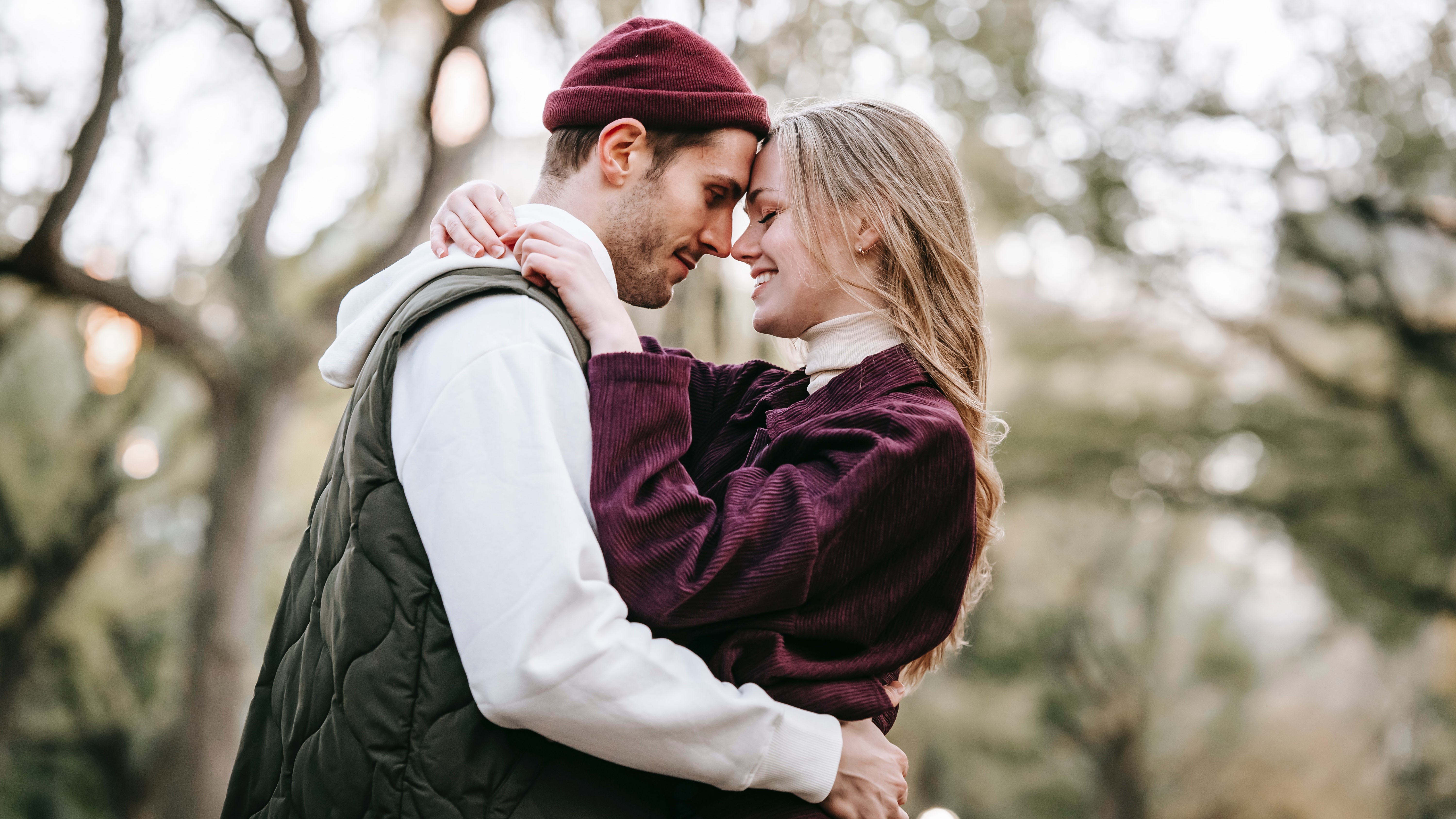 Szerelmespár a parkban