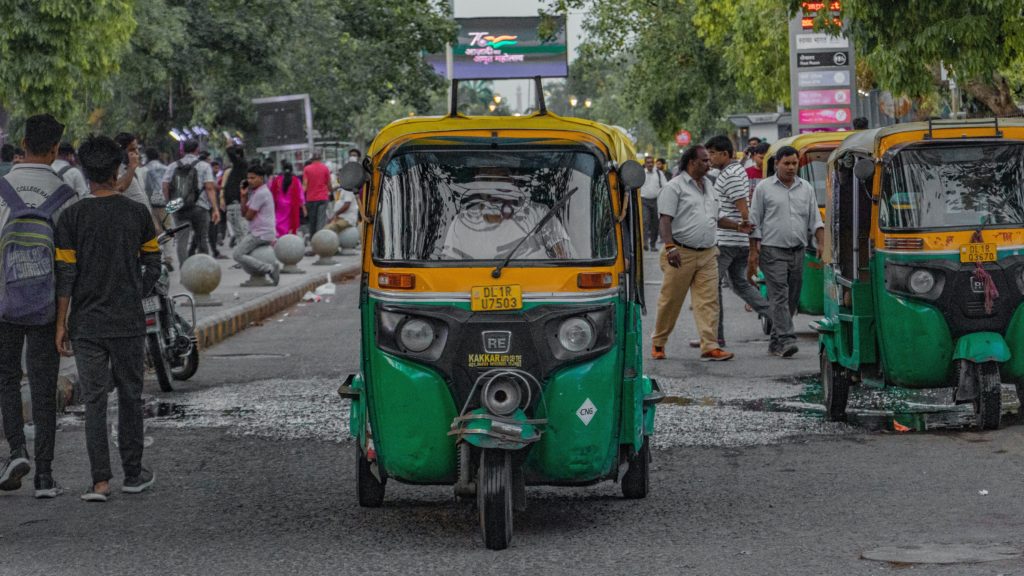 Riksa halad az úton