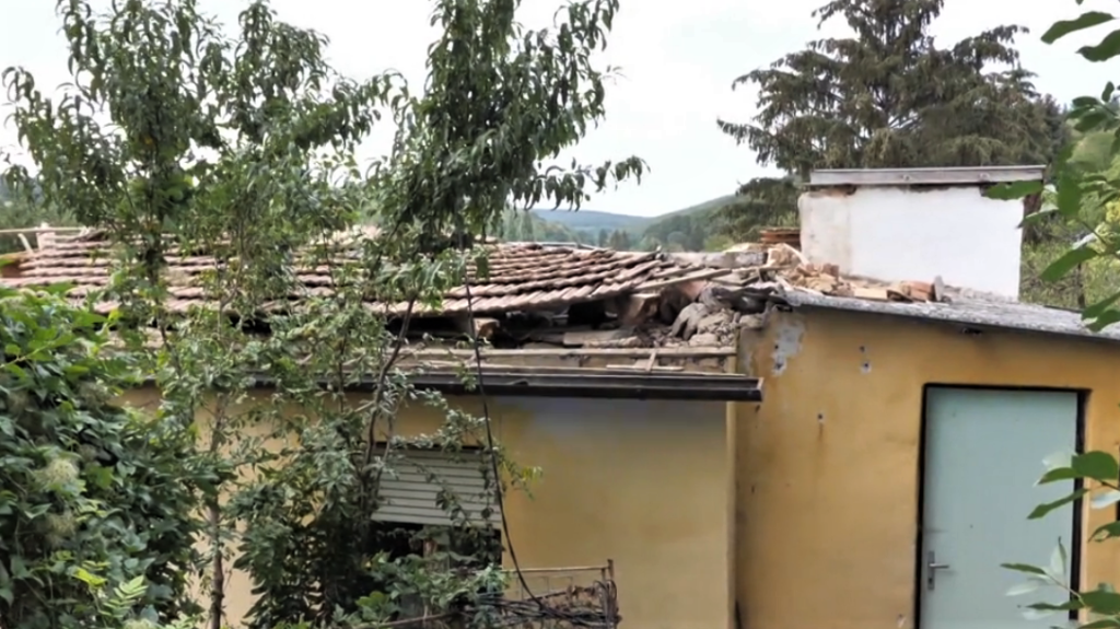 Ház leszakadt tetővel