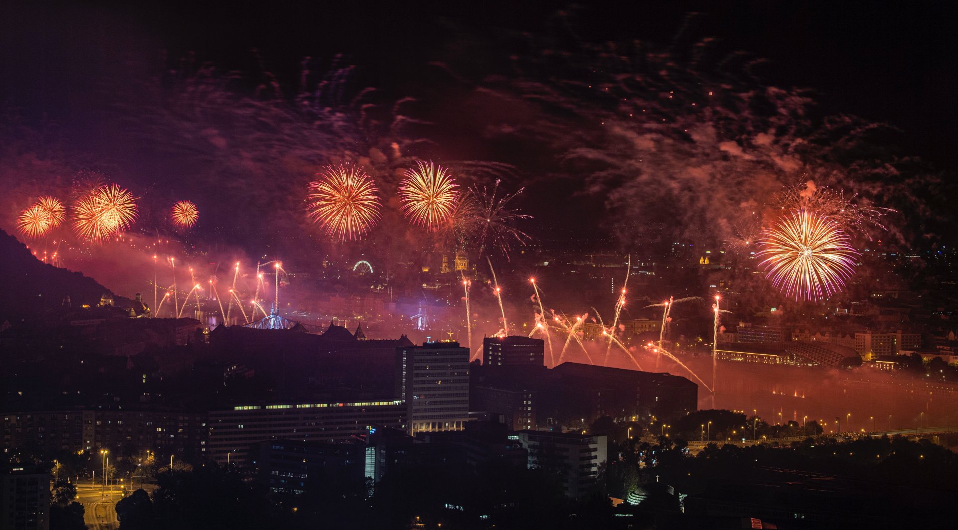 Tűzijáték a Duna felett Budapesten 2022. augusztus 27-én