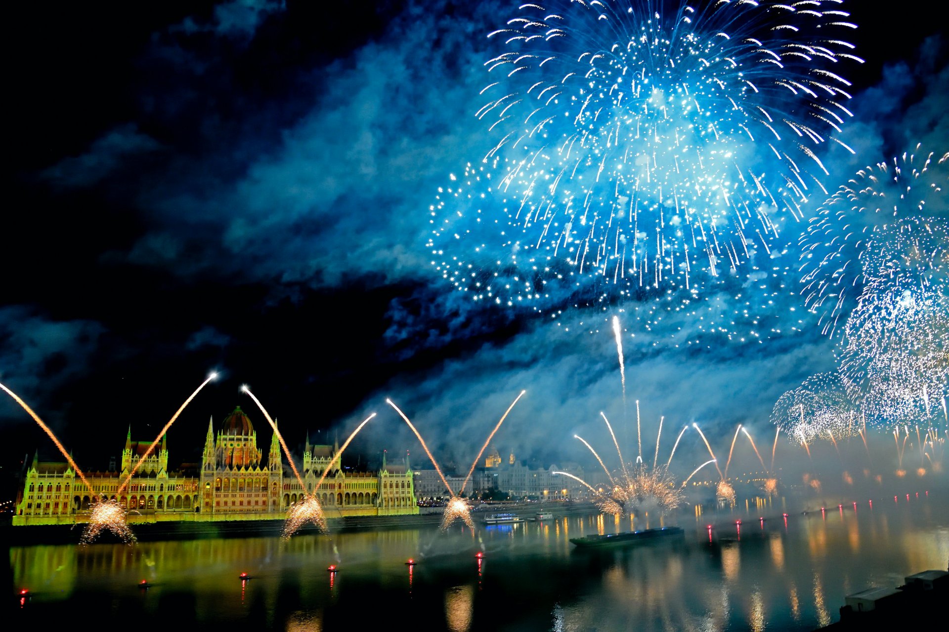 Tűzijáték a Duna felett Budapesten 2022. augusztus 27-én