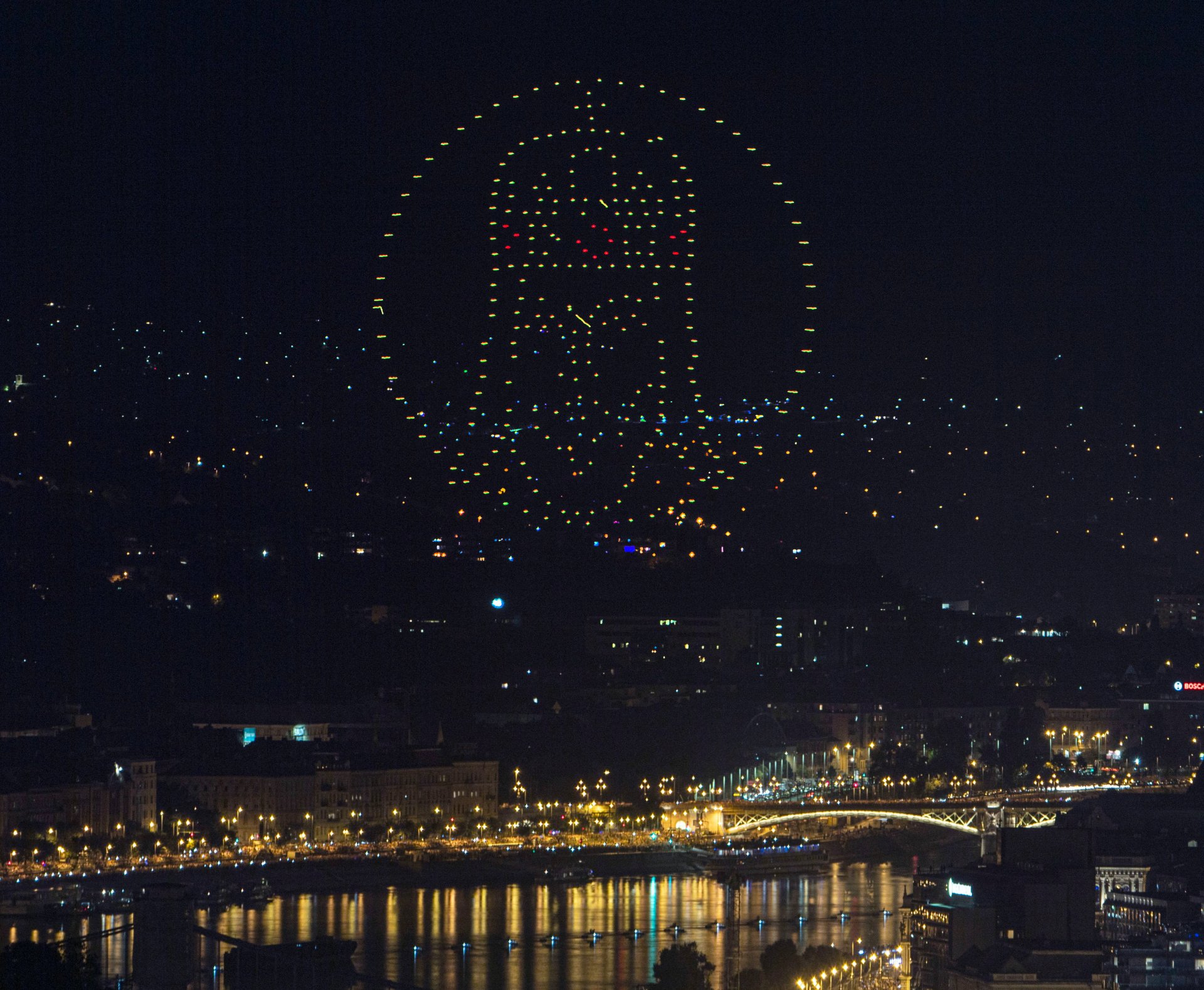 Tűzijáték a Duna felett Budapesten 2022. augusztus 27-én