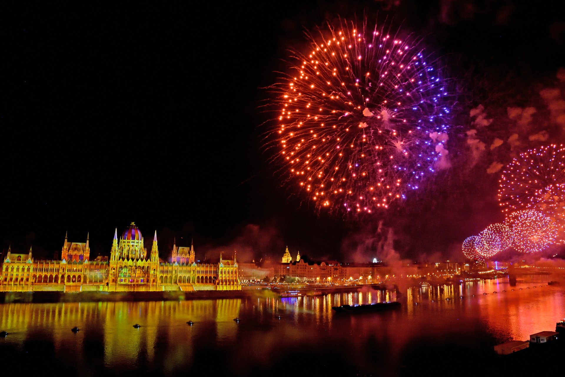 Tűzijáték a Duna felett Budapesten 2022. augusztus 27-én