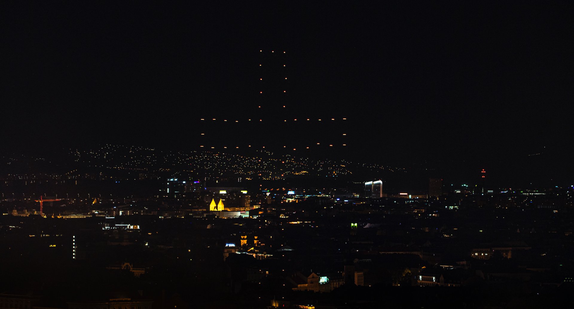 Tűzijáték a Duna felett Budapesten 2022. augusztus 27-én