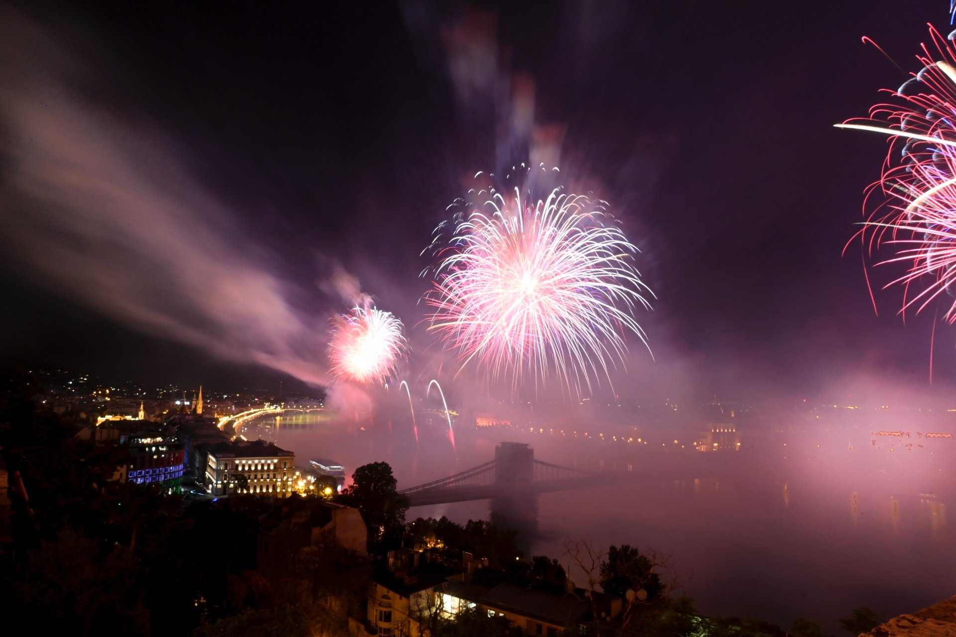 Tűzijáték a Duna felett Budapesten 2022. augusztus 27-én