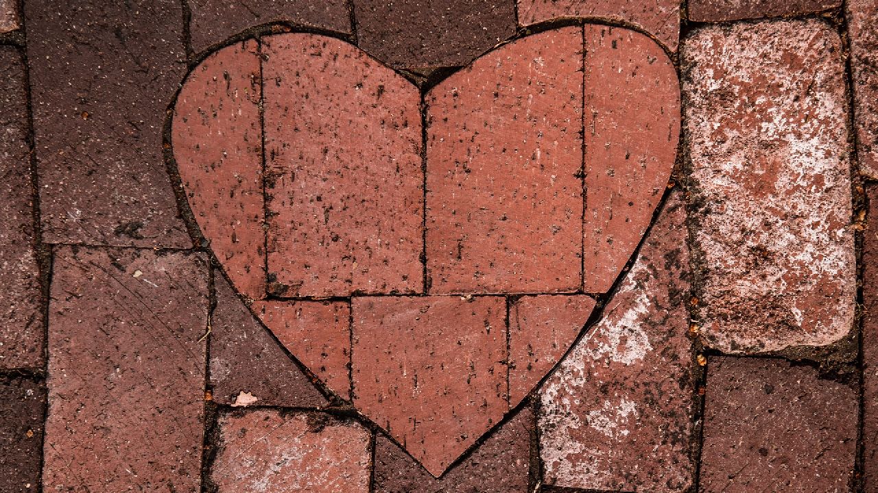 Téglaszív az úton