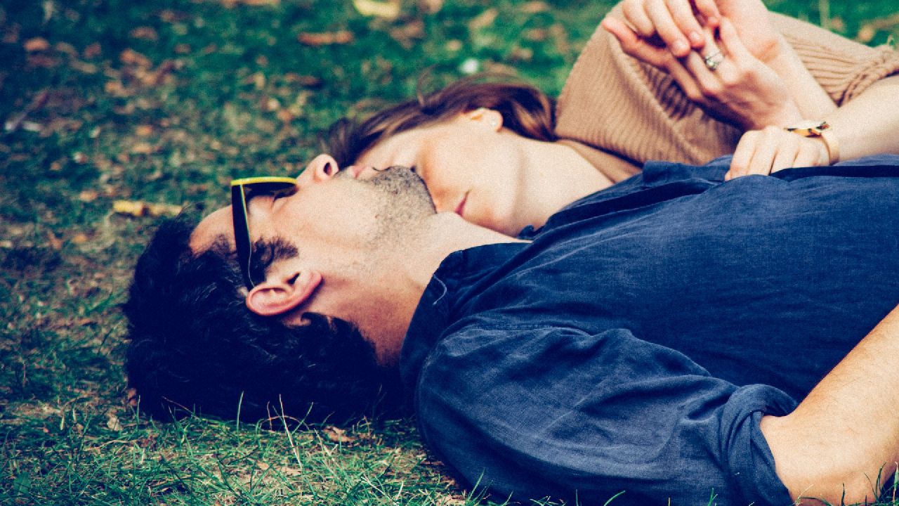Szerelmespár fekszik a füvön