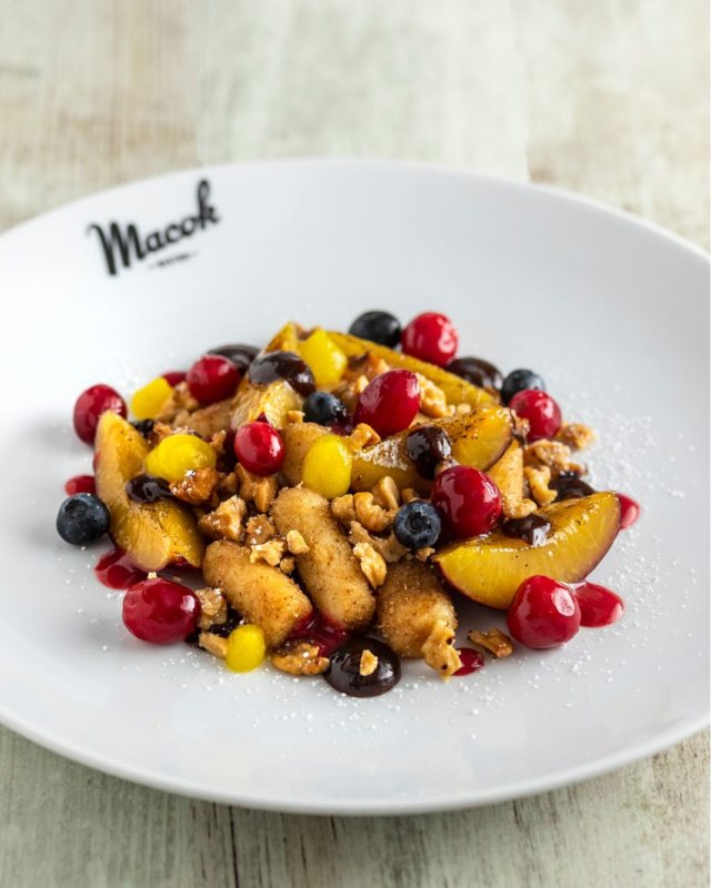 Szilvás nudli dióval és áfonyával