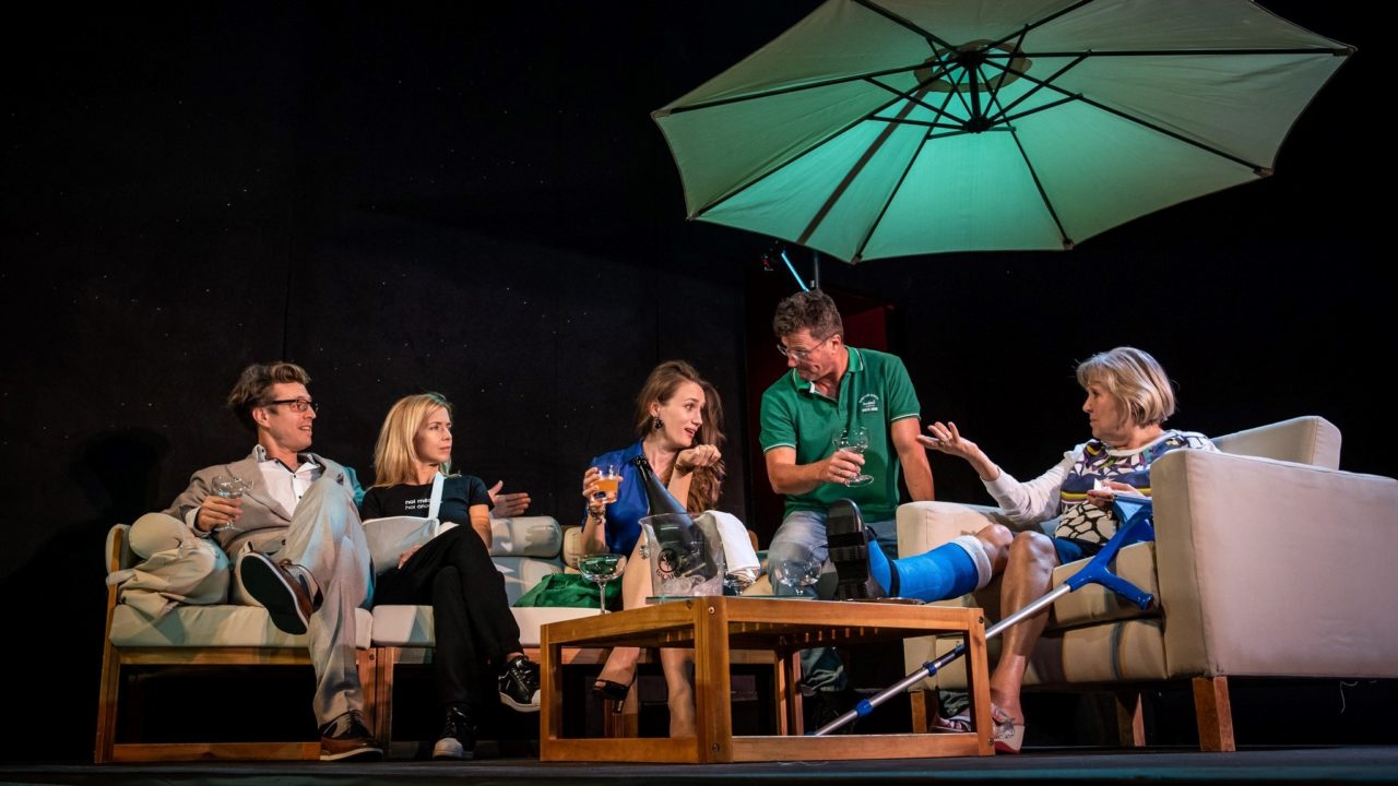 Jelenet a Vígszínház Bella Figura című darabjából.