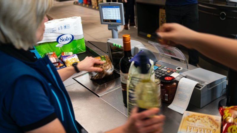 Pénztáros dolgozik az Aldi diszkontlánc I. kerületi, Mészáros utcai üzletében 2020. február 25-én