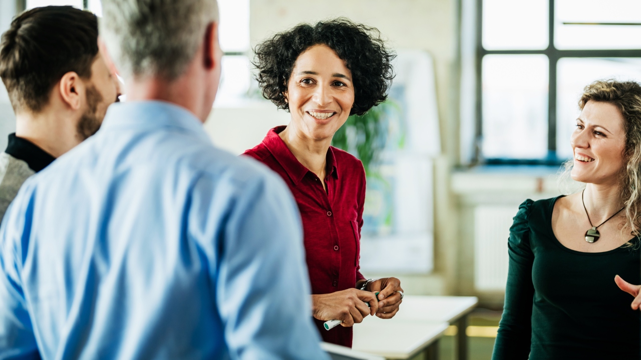 Kollégák beszélgetnek a munkahelyen